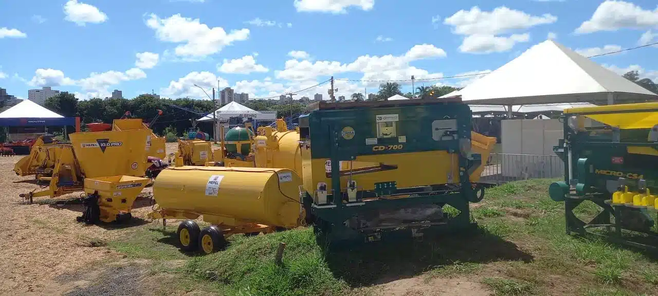 Maquinário agrícola em evento do setor, representando a atuação no agronegócio