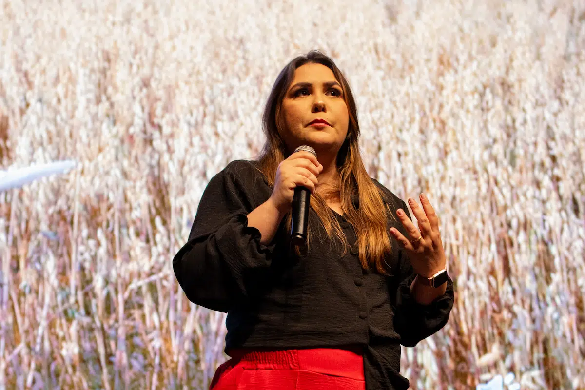 Mariana Moreira palestrando em um treinamento